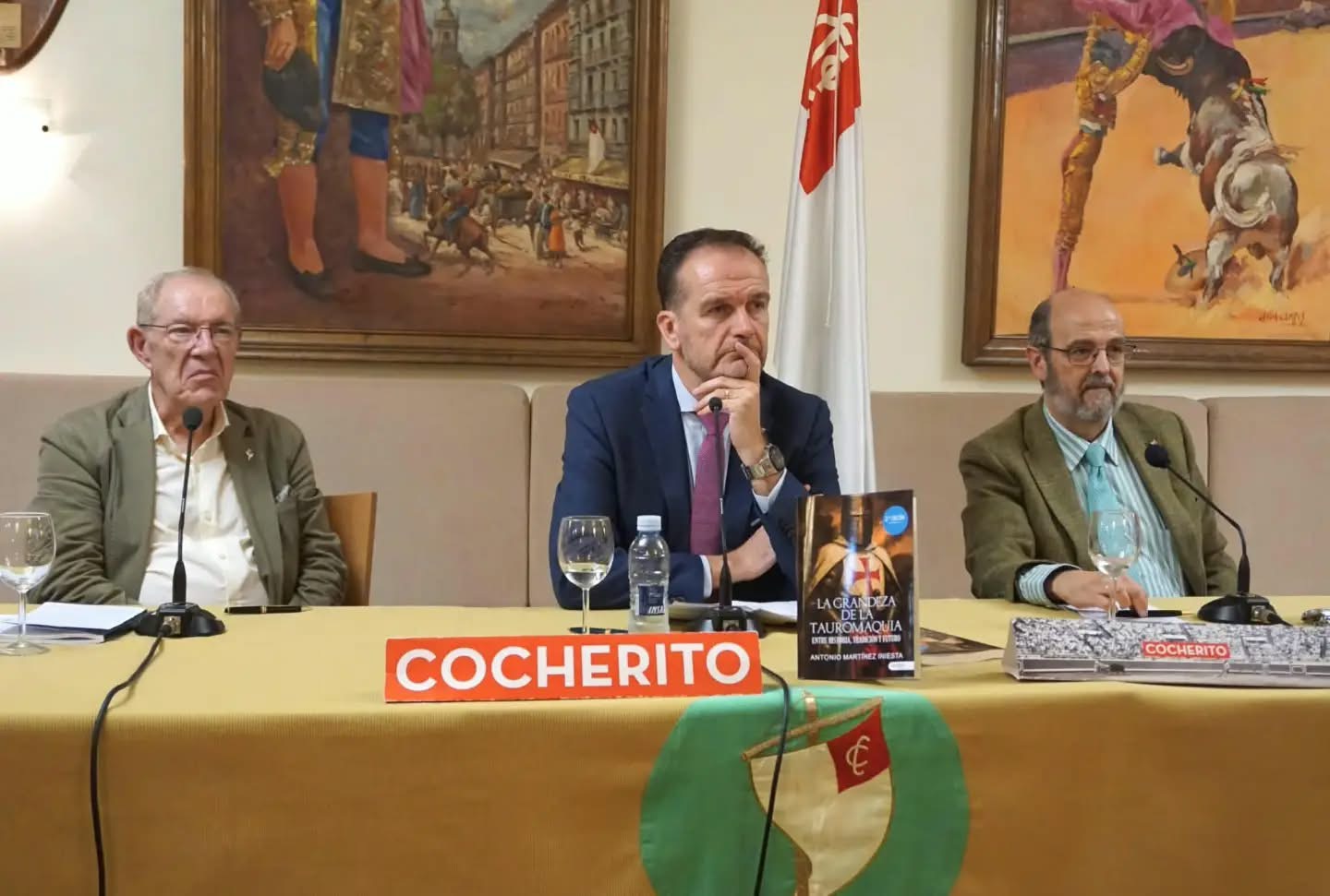 Antonio Martínez Iniesta llena el Club Cocherito con 'La grandeza de la Tauromaquia' — foto 8