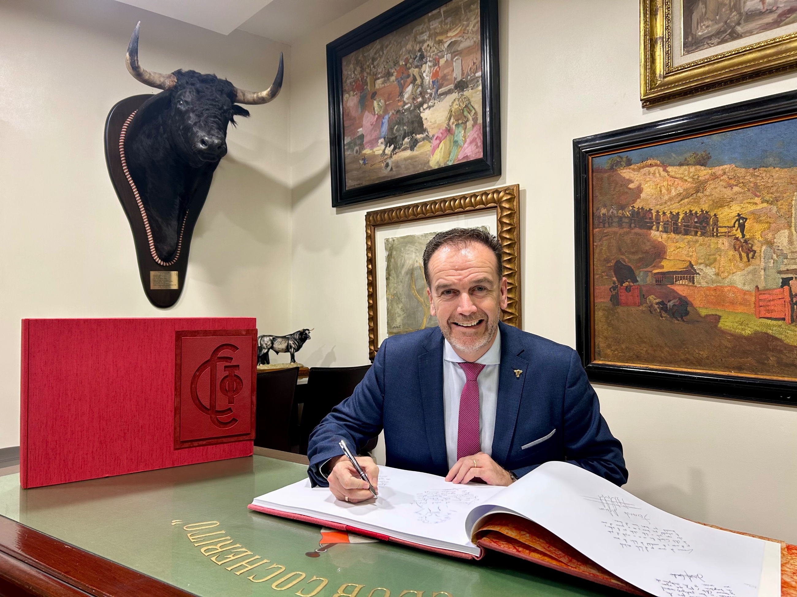 Antonio Martínez Iniesta llena el Club Cocherito con 'La grandeza de la Tauromaquia' — foto 1