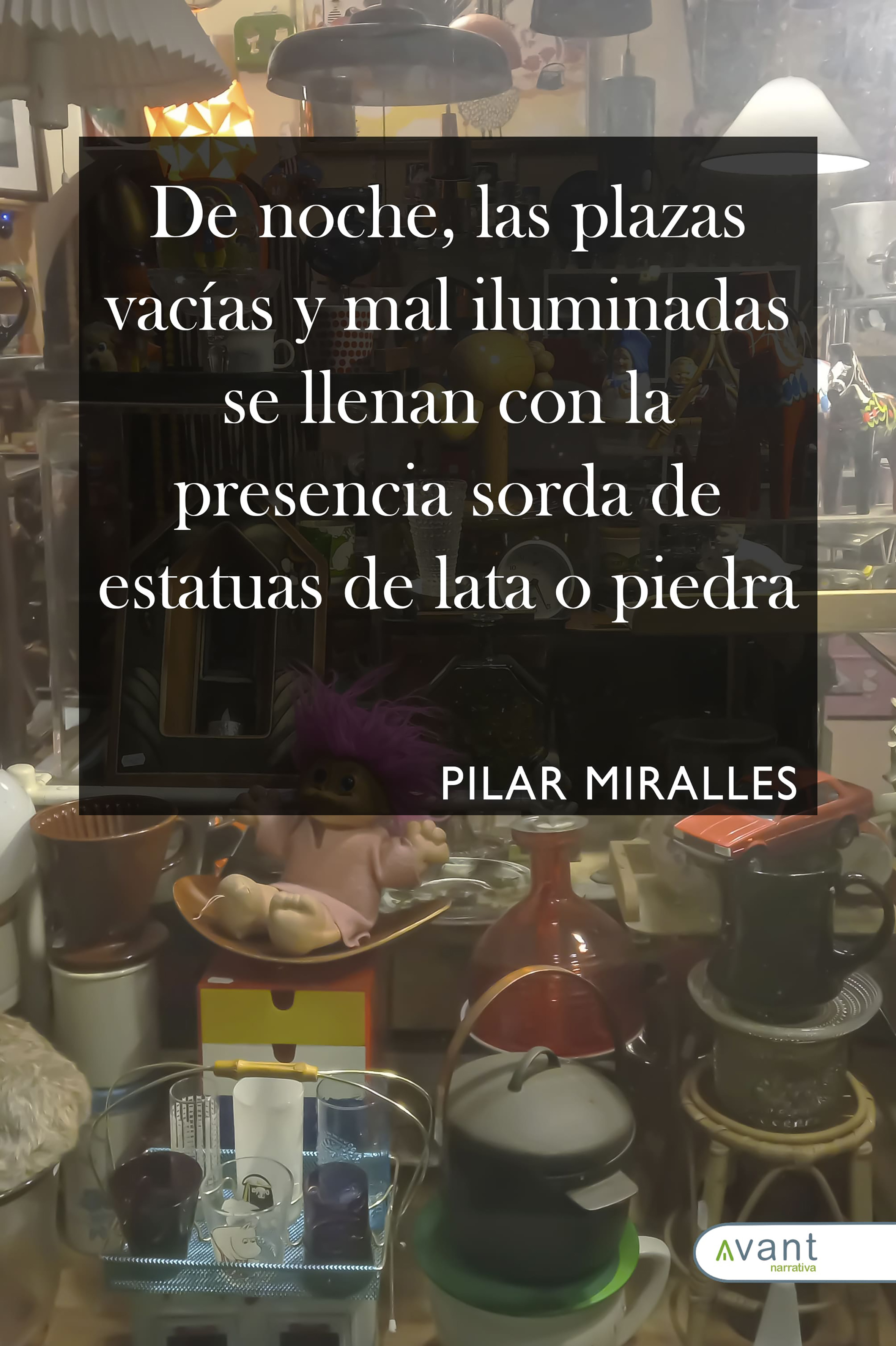 De noche, las plazas vacías y mal iluminadas se llenan...